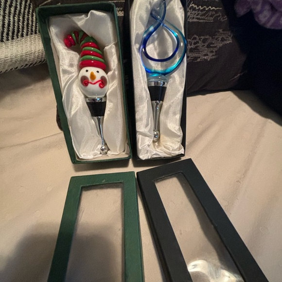 2 Wine Bottle Stoppers & 1 Set of Bottle Neck Charms - Picture 1 of 3